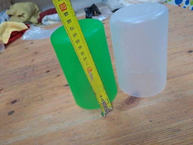 barattolo verde e bianco