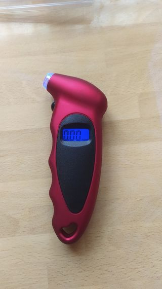 comprobador presión ruedas