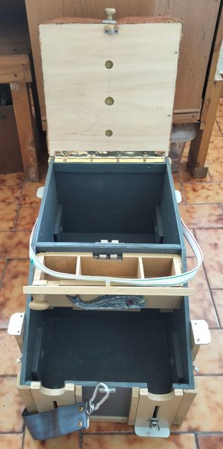 Cajón de pesca con asiento marrón