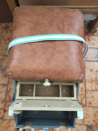 Cajón de pesca con asiento marrón