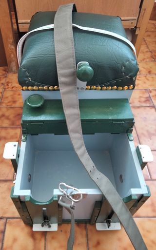 Cajón de pesca con asiento marrón