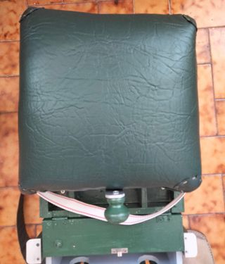 Cajón de pesca con asiento marrón