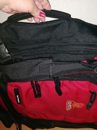 Mochila muy completa de montaña.
