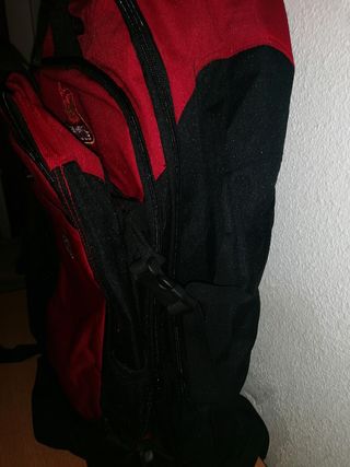 Mochila muy completa de montaña.