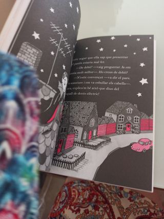 Isadora Moon va a una festa de pijames