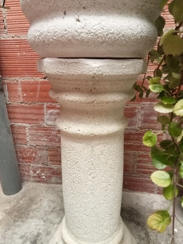 Macetero y columna de piedra nuevo