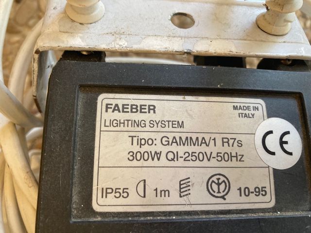 4 Focos halógenos de exterior