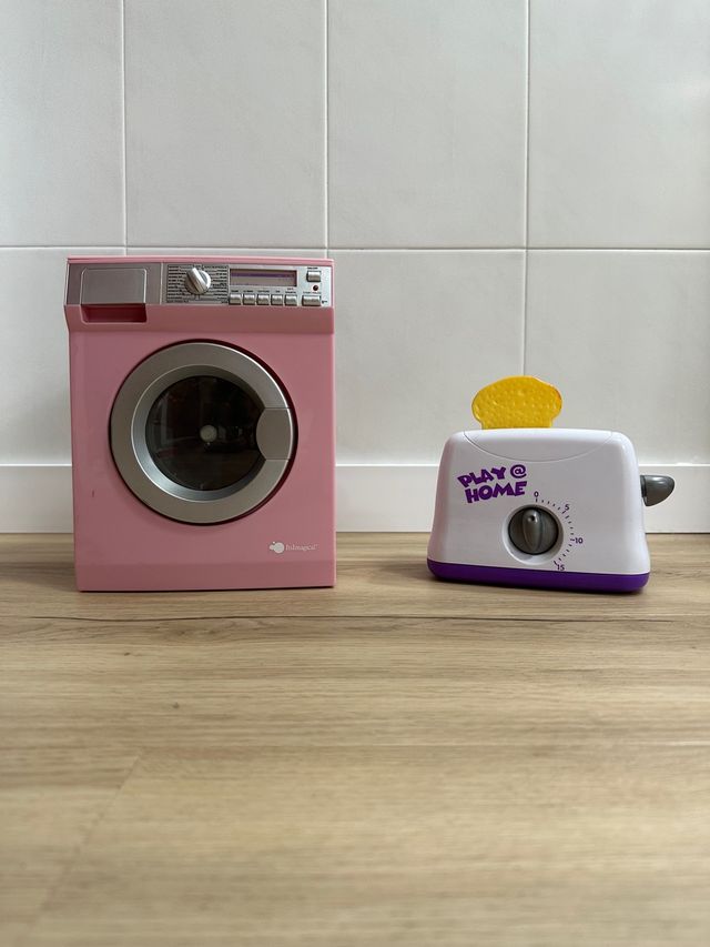 Lavadora y tostadora de juguete.