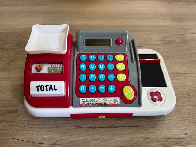 Caja registradora de juguete y más accesorios.