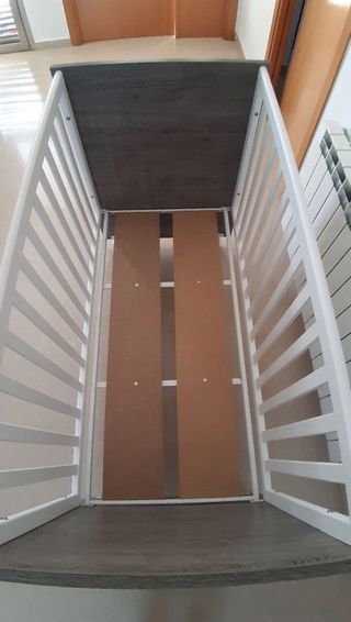 Cuna de madera de estilo moderno