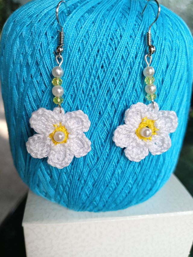 Orecchini fiore bianco all'uncinetto