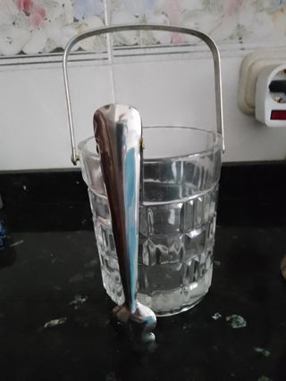 CUBITERA CRISTAL TALLADO Y METAL CON SUS PINZAS