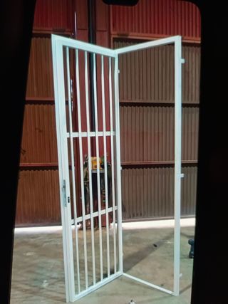 Puerta de calle con cerradura nueva sin estrenar