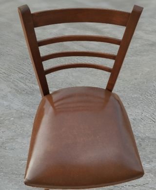 Silla modernista de antigua masia rural