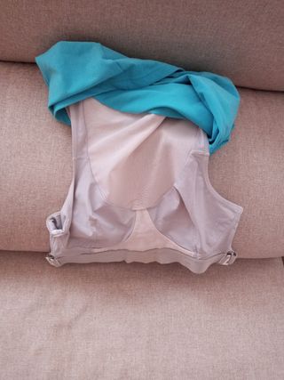 Camiseta elástica con sujetador