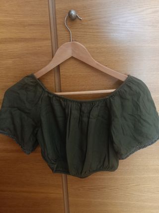 Crop-top verde militar hombros descubiertos 