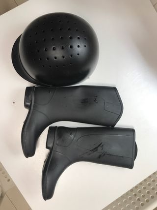 casco y botas para equitacion