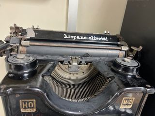 Máquina de escribir española hispano olivetti