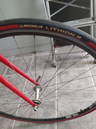 bicicleta de carretera con rodillo de regalo