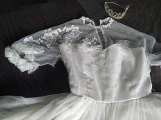 Vestido de novia con accesorios