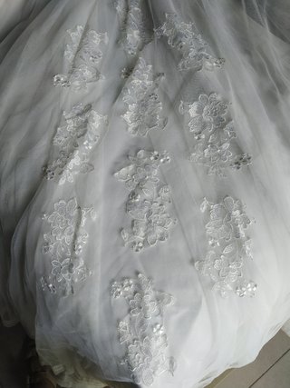Vestido de novia con accesorios