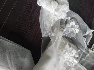 Vestido de novia con accesorios