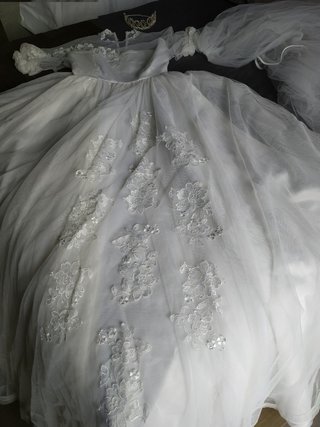 Vestido de novia con accesorios