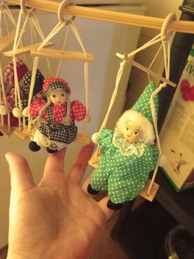 60 bamboline su altalena