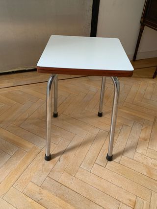 Mesa de cocina y taburete