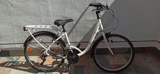 Bicicleta de paseo blanca con cesta- Shimano