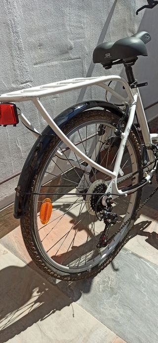 Bicicleta de paseo blanca con cesta- Shimano