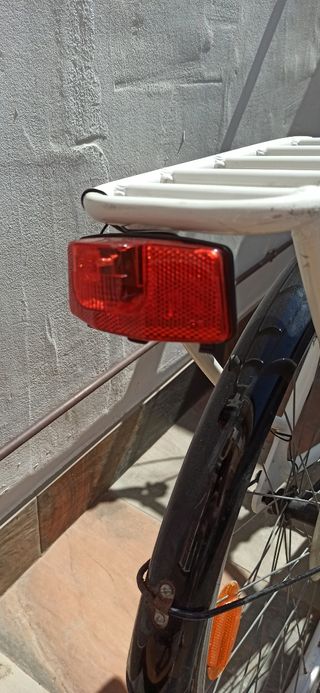 Bicicleta de paseo blanca con cesta- Shimano