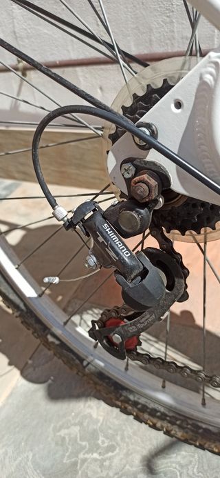 Bicicleta de paseo blanca con cesta- Shimano