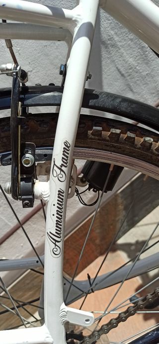Bicicleta de paseo blanca con cesta- Shimano