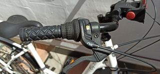 Bicicleta de paseo blanca con cesta- Shimano