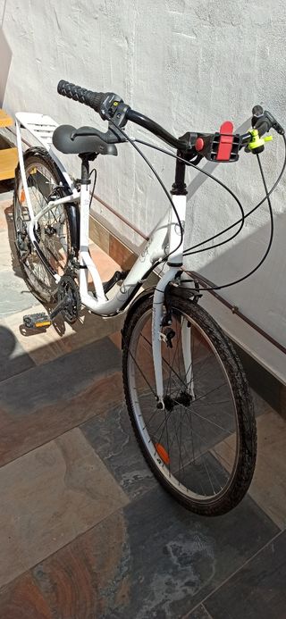 Bicicleta de paseo blanca con cesta- Shimano