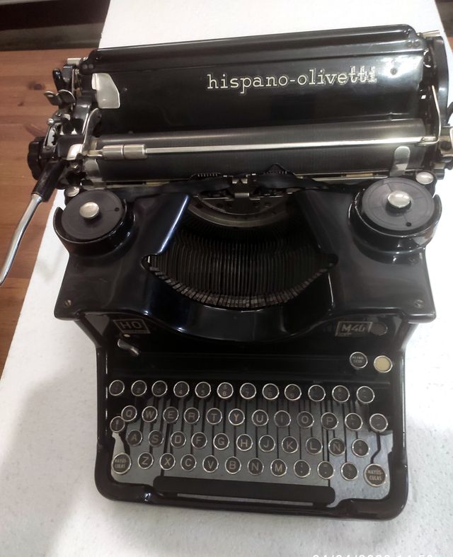 Macchina da scrivere. OLIVETTI ISPANO M40