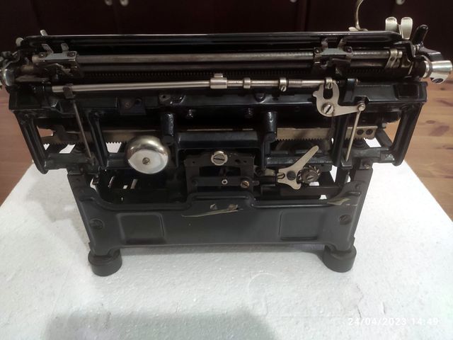 Macchina da scrivere. OLIVETTI ISPANO M40