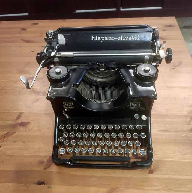 Macchina da scrivere. OLIVETTI ISPANO M40