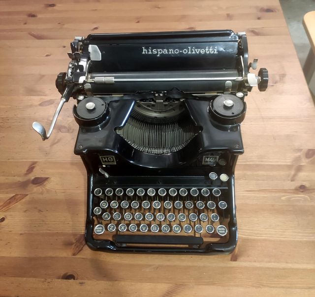 Macchina da scrivere. OLIVETTI ISPANO M40