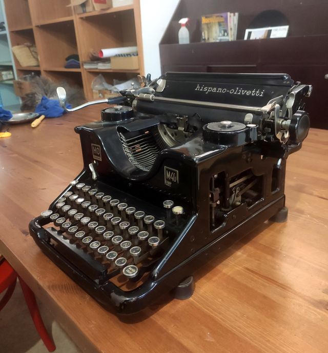 Macchina da scrivere. OLIVETTI ISPANO M40