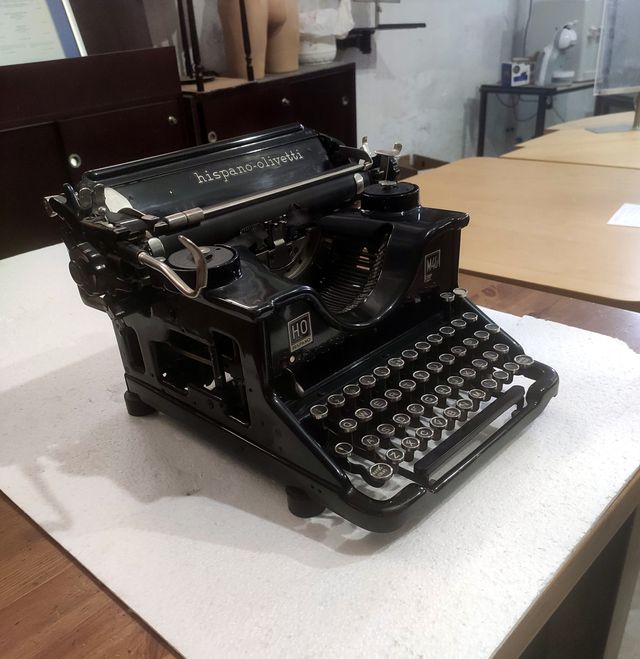 Macchina da scrivere. OLIVETTI ISPANO M40