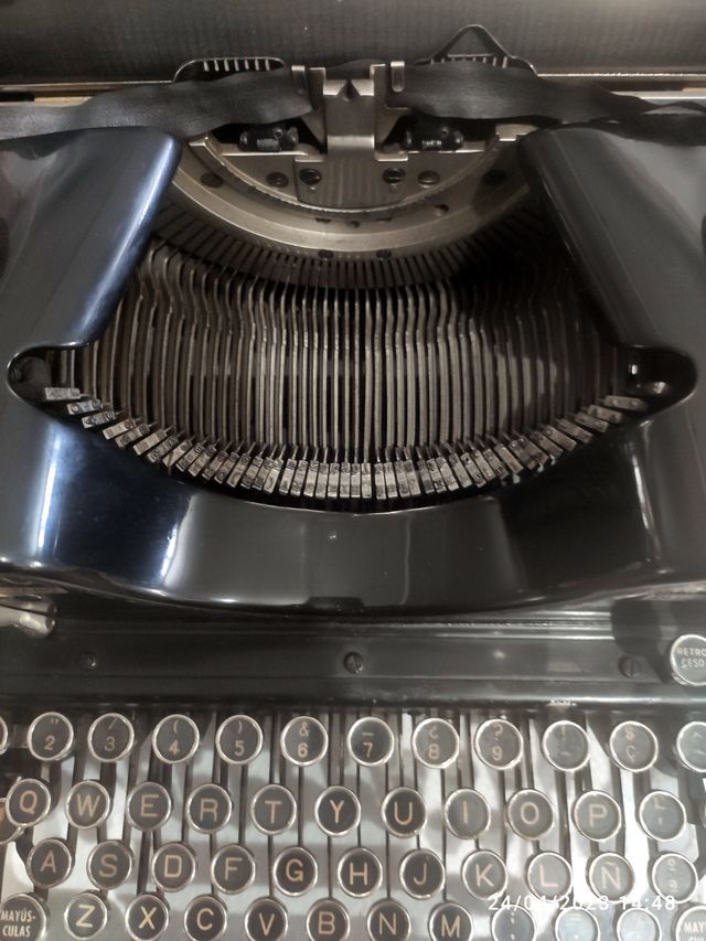 Macchina da scrivere. OLIVETTI ISPANO M40