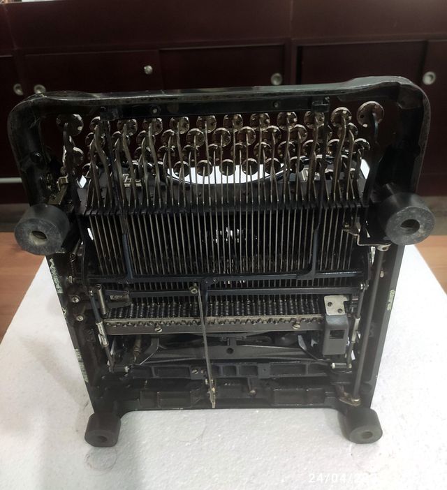 Macchina da scrivere. OLIVETTI ISPANO M40