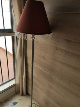 Lámpara de Pie con barra de metal