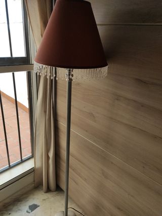 Lámpara de Pie con barra de metal