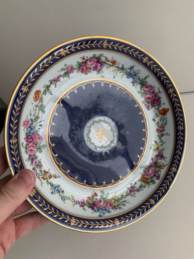 Antigua fuente decorada