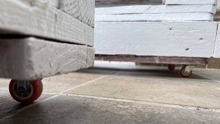 Sofas palets con ruedas y cojines para jardín