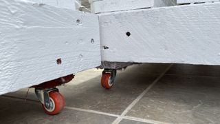 Sofas palets con ruedas y cojines para jardín