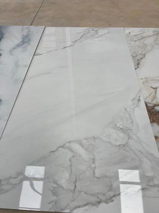 Porcelanico pulido Calacata Blanco.